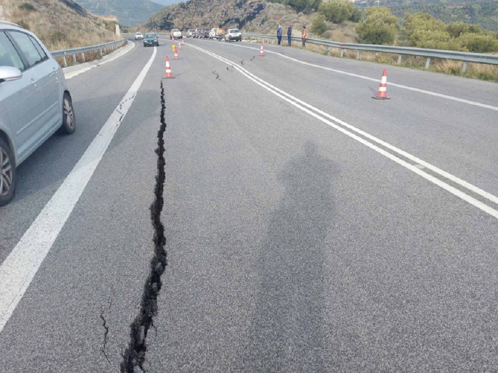 Νέες καθιζήσεις στον δρόμο της Μεσαράς – Συναγερμός στον ΟΑΚ για υπόγεια νερά