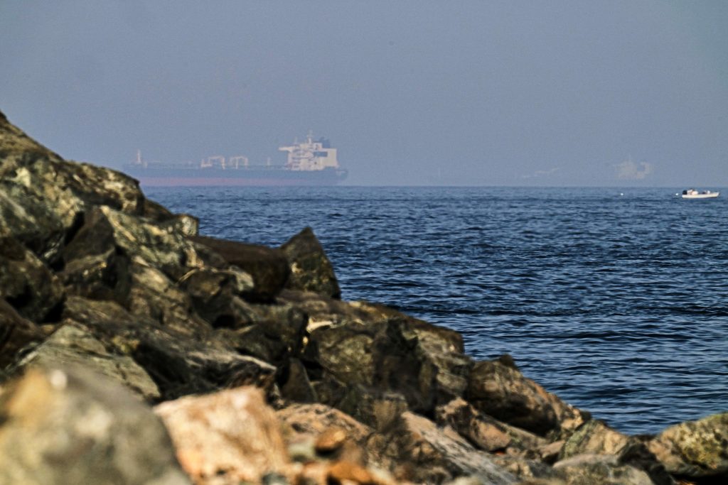 Νέος γύρος στρατιωτικής κλιμάκωσης μεταξύ ΗΠΑ και Ιράν μετά τα επεισόδια στο Ορμούζ – Κλειστά τα Στενά, επιθέσεις και νέες απειλές