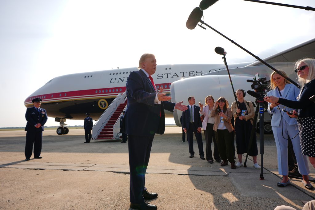 Ο Τραμπ εγκαινίασε το νέο «Air Force One» και ευχαρίστησε τον εμίρη του Κατάρ για το δώρο του