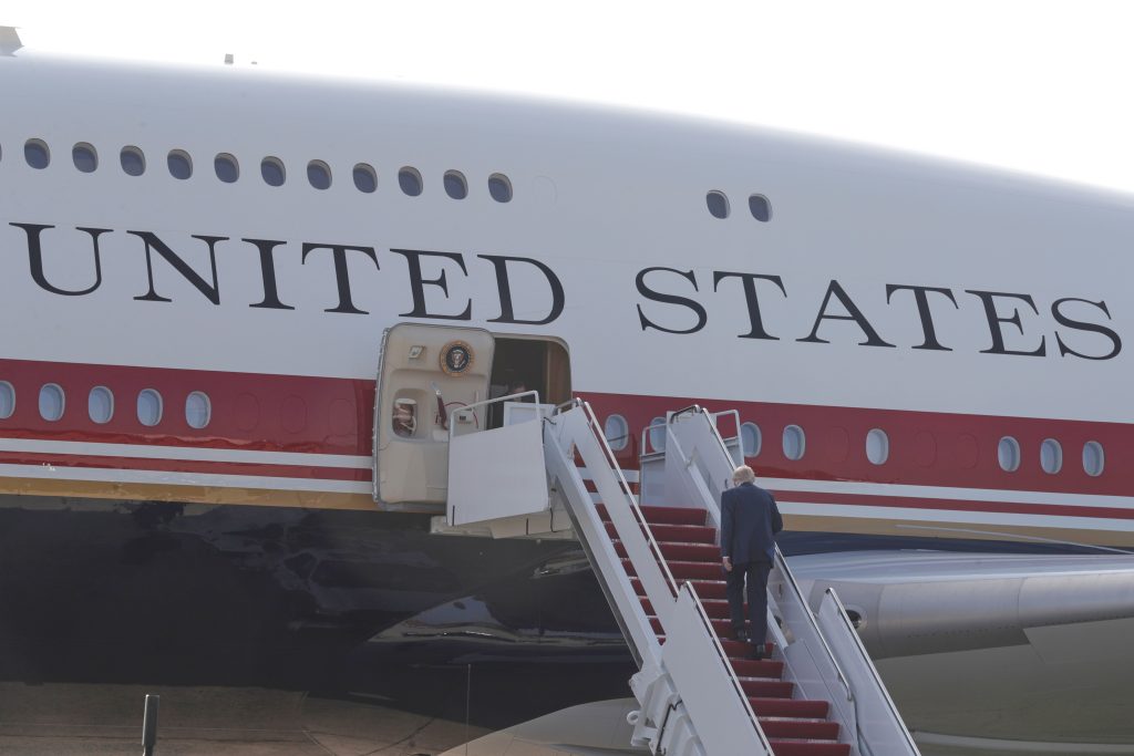 Ο Τραμπ εγκαινίασε το νέο «Air Force One» και ευχαρίστησε τον εμίρη του Κατάρ για το δώρο του