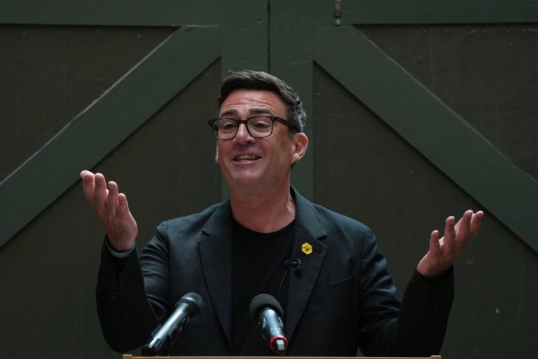 «Μπορούμε να το αντέξουμε»: Βρετανοί εκατομμυριούχοι ζητούν από τον Άντι Μπέρναμ να φορολογηθούν περισσότερο
