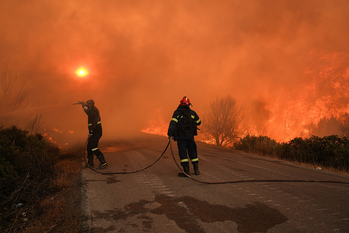 Εικόνα που δείχνει πυροσβέστες επί τον έργον σε φωτιά στην Εύβοια