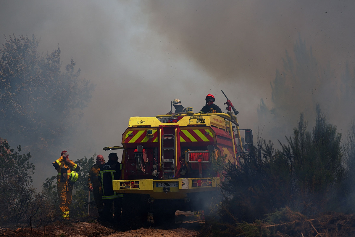 εικόνα που δείχνει γαλλικές πυροσβεστικές δυνάμεις να επιχειρούν στο Lege-Cap-Ferret 