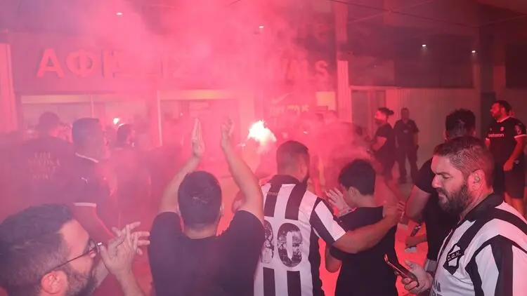 Ηράκλειο: Πανηγυρική υποδοχή στην αποστολή του ΟΦΗ τα ξημερώματα!