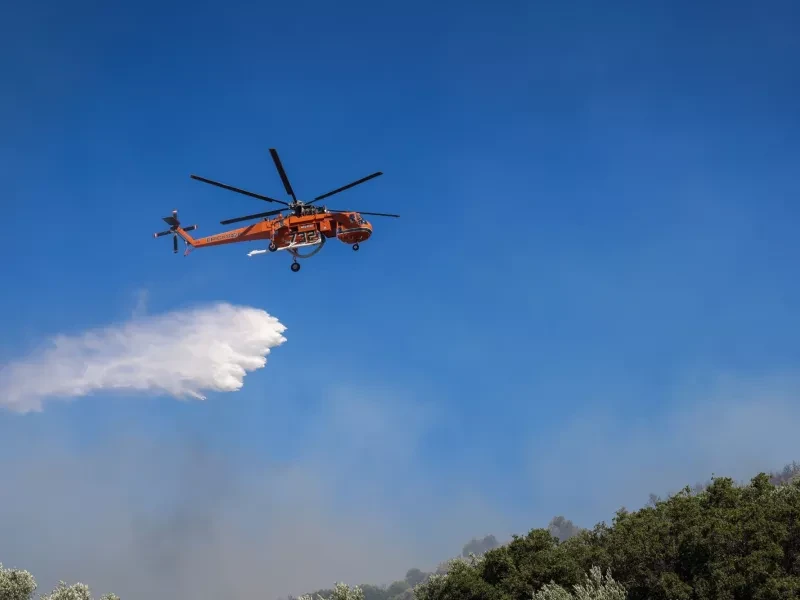 Μεγάλη φωτιά στη Μεσσαρά – Σηκώθηκαν εναέρια