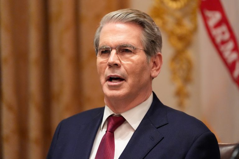 «Ξέρουμε να αντιμετωπίζουμε οικονομικούς πολέμους» λέει το Ιράν, ενώ ανακοινώνει την ανακάλυψη νέου κολοσσιαίου κοιτάσματος φυσικού αερίου