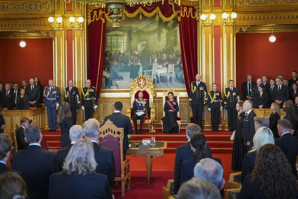 Νορβηγία: Ο νέος βασιλιάς ορκίστηκε ενώπιον του κοινοβουλίου – Στο νοσοκομείο η βασίλισσα Μέτε-Μάριτ