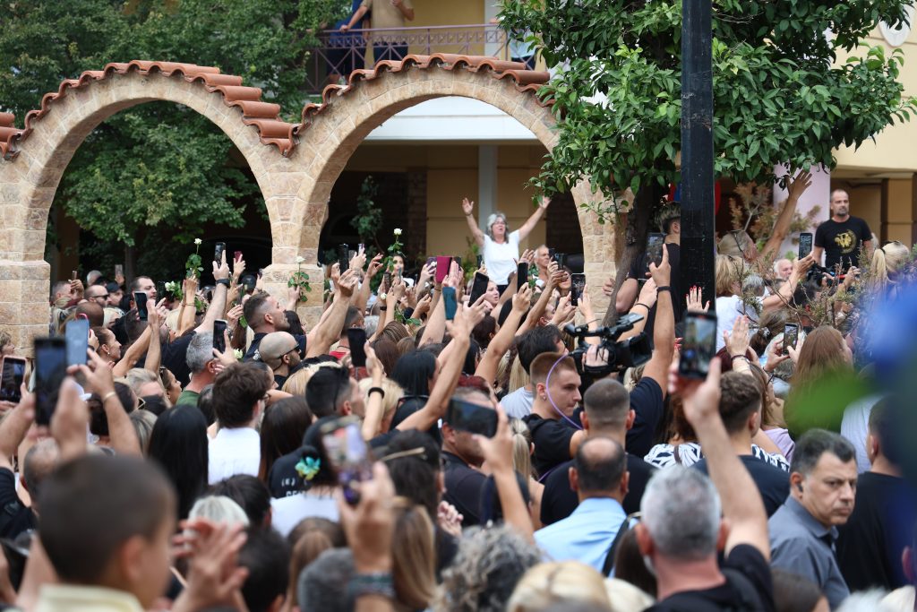 Ο Γιώργος Μαζωνάκης επέστρεψε στη γη της Νίκαιας: Σαρωτικό κύμα αγάπης στο τελευταίο αντίο – Πλήθος κόσμου, λουλούδια και τραγούδια για τον αγαπημένο καλλιτέχνη