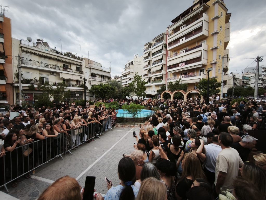 Ο Γιώργος Μαζωνάκης επέστρεψε στη γη της Νίκαιας: Σαρωτικό κύμα αγάπης στο τελευταίο αντίο – Πλήθος κόσμου, λουλούδια και τραγούδια για τον αγαπημένο καλλιτέχνη