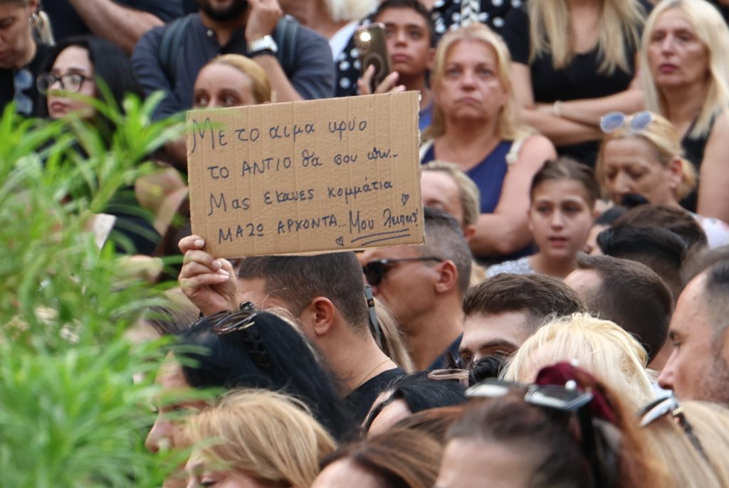 Ο Γιώργος Μαζωνάκης επέστρεψε στη γη της Νίκαιας: Σαρωτικό κύμα αγάπης στο τελευταίο αντίο – Πλήθος κόσμου, λουλούδια και τραγούδια για τον αγαπημένο καλλιτέχνη