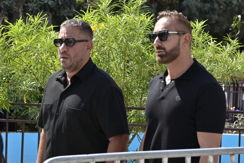 Ο Γιώργος Μαζωνάκης επέστρεψε στη γη της Νίκαιας: Σαρωτικό κύμα αγάπης στο τελευταίο αντίο – Πλήθος κόσμου, λουλούδια και τραγούδια για τον αγαπημένο καλλιτέχνη