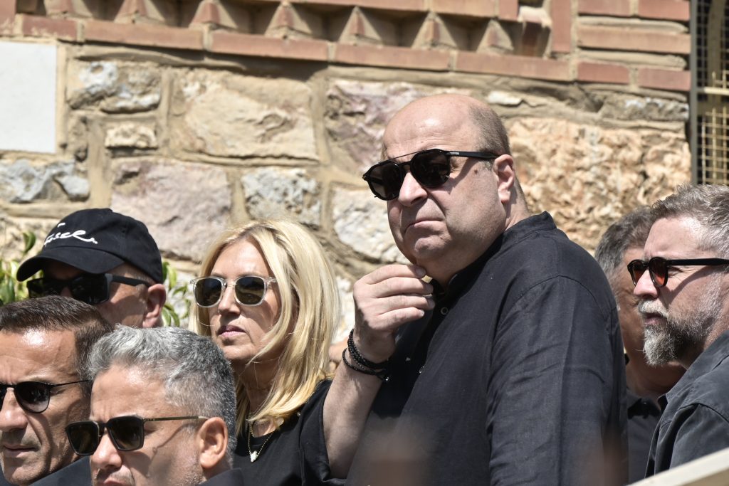 Ο Γιώργος Μαζωνάκης επέστρεψε στη γη της Νίκαιας: Σαρωτικό κύμα αγάπης στο τελευταίο αντίο – Πλήθος κόσμου, λουλούδια και τραγούδια για τον αγαπημένο καλλιτέχνη