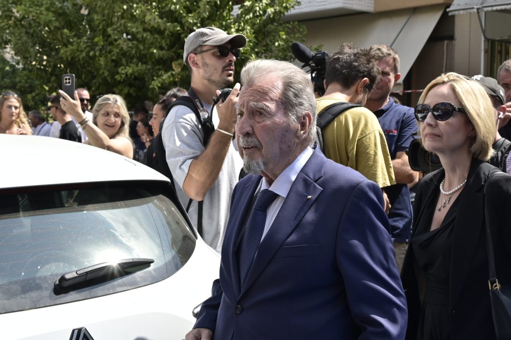 Ο Γιώργος Μαζωνάκης επέστρεψε στη γη της Νίκαιας: Σαρωτικό κύμα αγάπης στο τελευταίο αντίο – Πλήθος κόσμου, λουλούδια και τραγούδια για τον αγαπημένο καλλιτέχνη