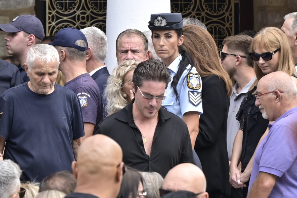 Ο Γιώργος Μαζωνάκης επέστρεψε στη γη της Νίκαιας: Σαρωτικό κύμα αγάπης στο τελευταίο αντίο – Πλήθος κόσμου, λουλούδια και τραγούδια για τον αγαπημένο καλλιτέχνη
