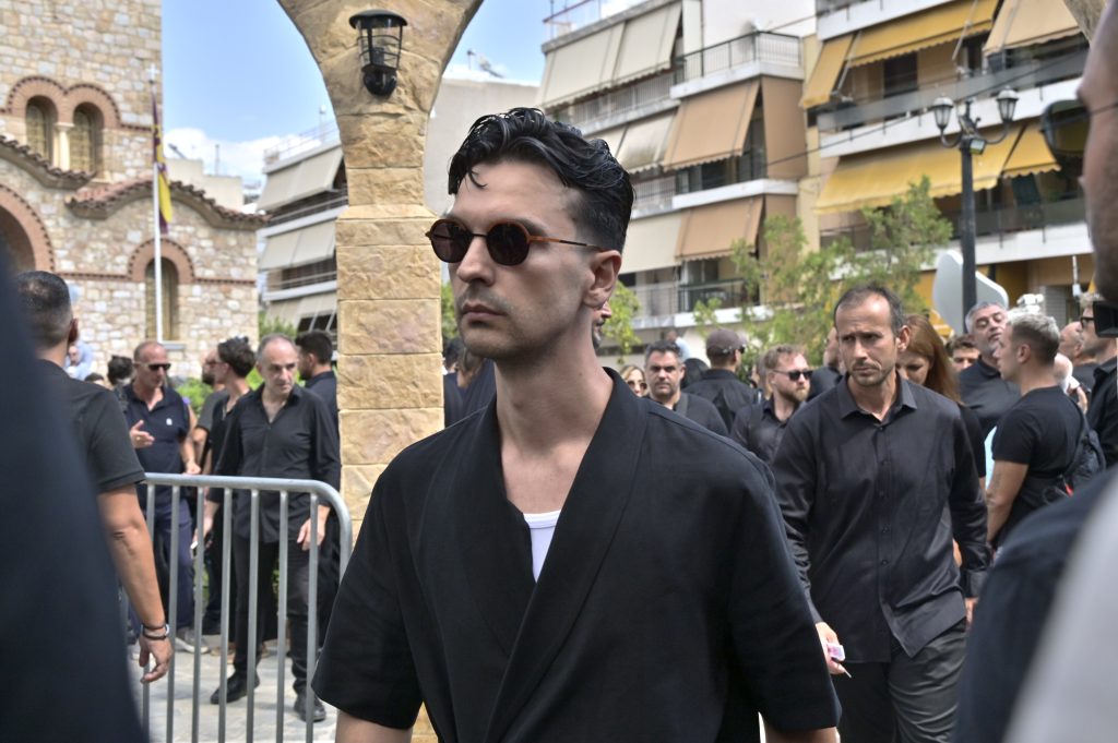 Ο Γιώργος Μαζωνάκης επέστρεψε στη γη της Νίκαιας: Σαρωτικό κύμα αγάπης στο τελευταίο αντίο – Πλήθος κόσμου, λουλούδια και τραγούδια για τον αγαπημένο καλλιτέχνη