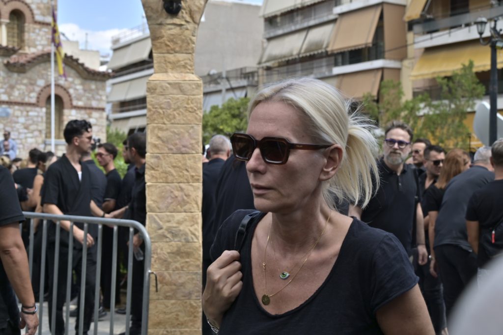 Ο Γιώργος Μαζωνάκης επέστρεψε στη γη της Νίκαιας: Σαρωτικό κύμα αγάπης στο τελευταίο αντίο – Πλήθος κόσμου, λουλούδια και τραγούδια για τον αγαπημένο καλλιτέχνη
