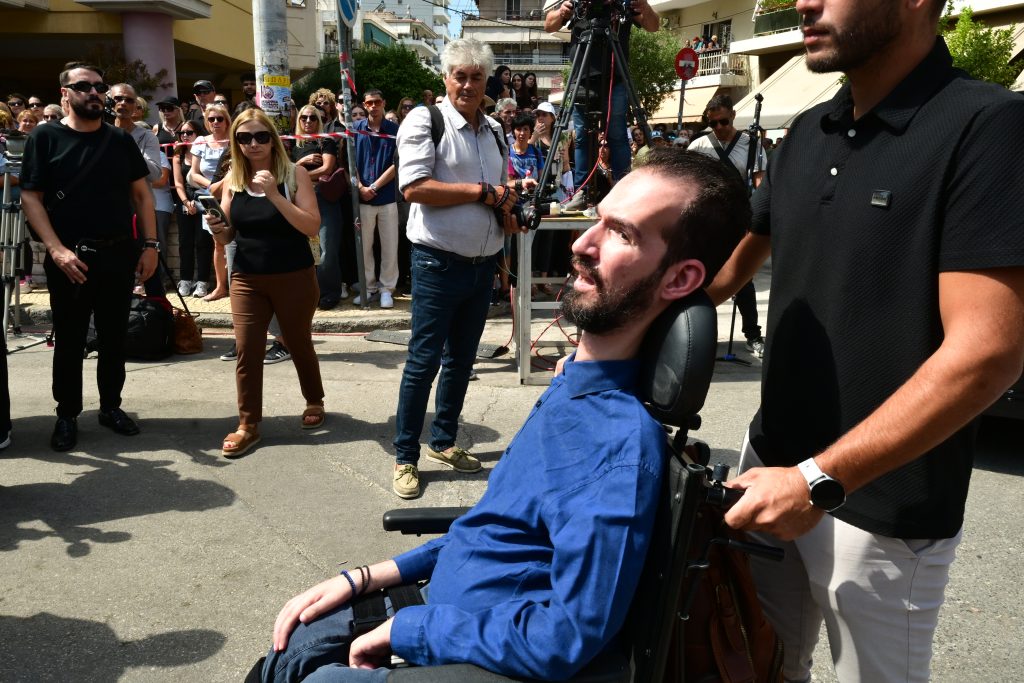 Ο Γιώργος Μαζωνάκης επέστρεψε στη γη της Νίκαιας: Σαρωτικό κύμα αγάπης στο τελευταίο αντίο – Πλήθος κόσμου, λουλούδια και τραγούδια για τον αγαπημένο καλλιτέχνη