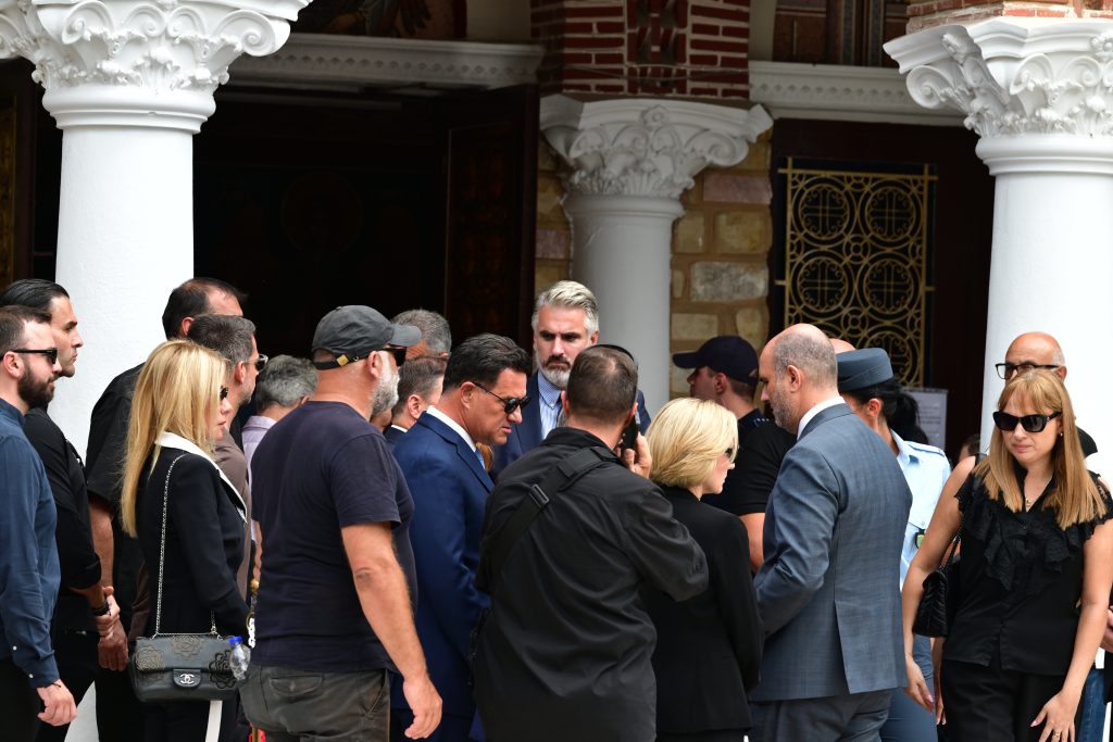Ο Γιώργος Μαζωνάκης επέστρεψε στη γη της Νίκαιας: Σαρωτικό κύμα αγάπης στο τελευταίο αντίο – Πλήθος κόσμου, λουλούδια και τραγούδια για τον αγαπημένο καλλιτέχνη
