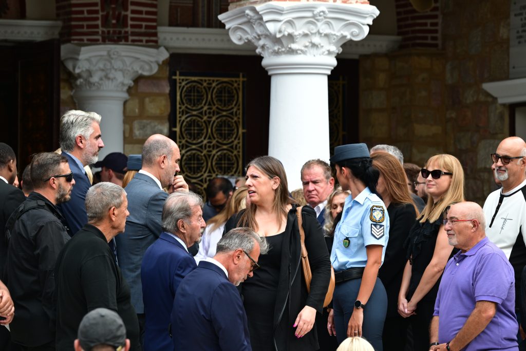 Ο Γιώργος Μαζωνάκης επέστρεψε στη γη της Νίκαιας: Σαρωτικό κύμα αγάπης στο τελευταίο αντίο – Πλήθος κόσμου, λουλούδια και τραγούδια για τον αγαπημένο καλλιτέχνη