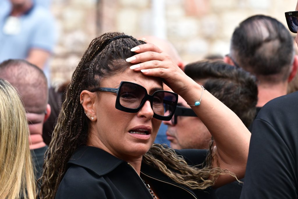 Ο Γιώργος Μαζωνάκης επέστρεψε στη γη της Νίκαιας: Σαρωτικό κύμα αγάπης στο τελευταίο αντίο – Πλήθος κόσμου, λουλούδια και τραγούδια για τον αγαπημένο καλλιτέχνη
