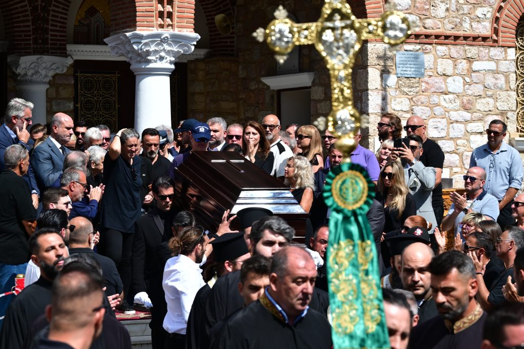 Ο Γιώργος Μαζωνάκης επέστρεψε στη γη της Νίκαιας: Σαρωτικό κύμα αγάπης στο τελευταίο αντίο – Πλήθος κόσμου, λουλούδια και τραγούδια για τον αγαπημένο καλλιτέχνη