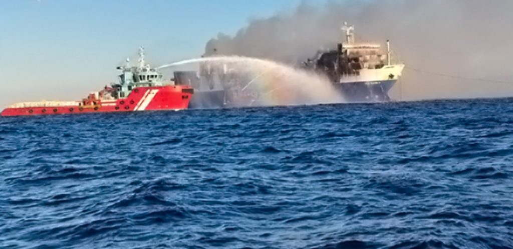 Υπό μερικό έλεγχο η φωτιά στο Blue Carrier 2: Δεν υπάρχει άμεσος κίνδυνος βύθισης – Προανάκριση από το Λιμενικό