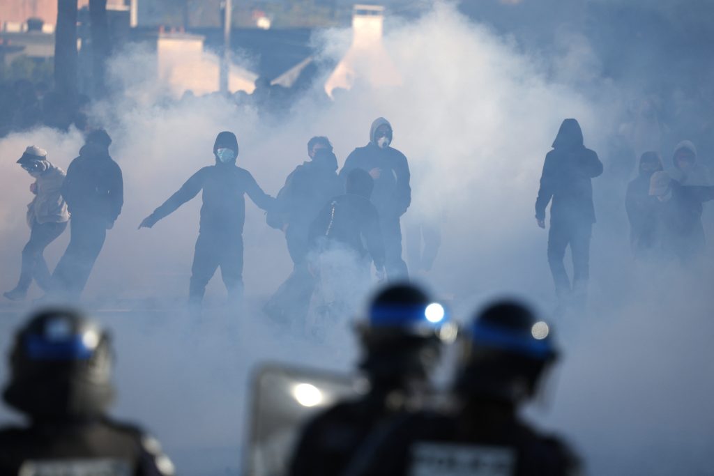 Γιατί διαδηλώνουν οι μαθητές στη Γαλλία – Σκηνές χάους και χιλιάδες συλλήψεις