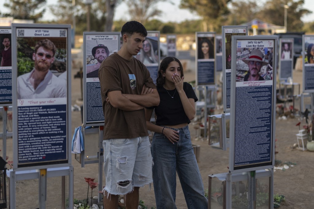 Το ΕΡΤnews στο Ισραήλ τρία χρόνια μετά τις επιθέσεις της Χαμάς – Οι συγγενείς των θυμάτων ζητούν απαντήσεις