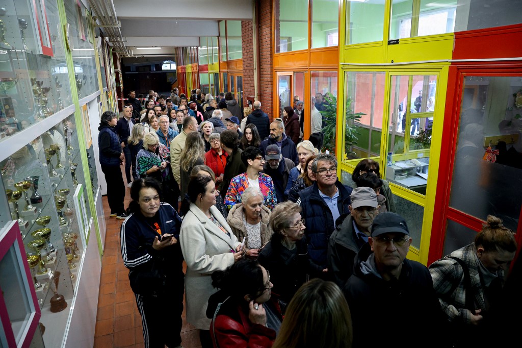 Εκλογές στη Σερβία: Καταγγελίες για παρατυπίες, επεισόδια και ισχυρή παρουσία των δυνάμεων καταστολής στο Βελιγράδι