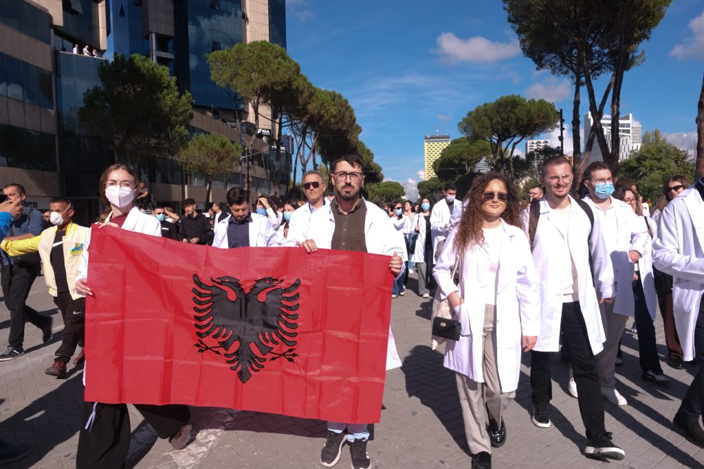 Κλιμακώνεται η κρίση στην Αλβανία: 10.000 πολίτες αναμένονται σήμερα στο συλλαλητήριο – Στο πλευρό των κινητοποιήσεων επιχειρηματίες και καλλιτέχνες