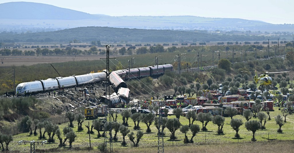 «Λανθασμένη απόφαση» έφερε την τραγωδία στο Τολέδο: Στους 68 οι νεκροί από τη σύγκρουση των δύο τρένων – Συνεχίζονται οι έρευνες στα συντρίμμια
